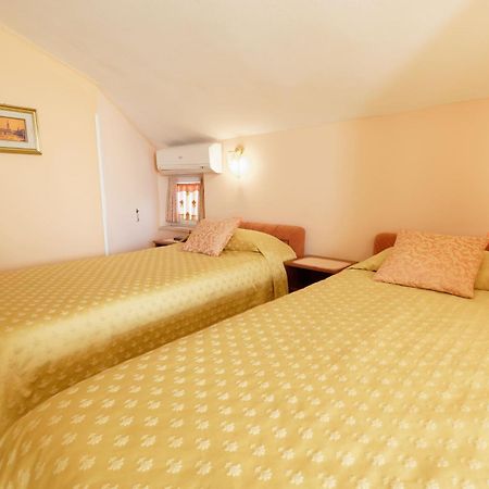 Holiday Home Nevena By Rent Istria Buje Bilik gambar